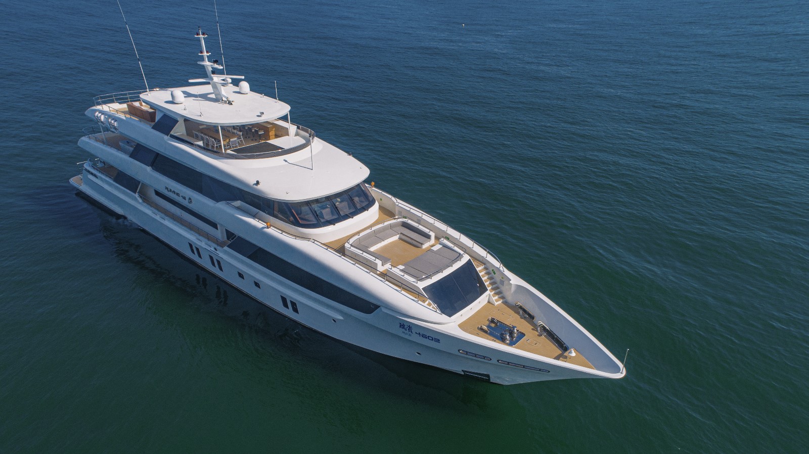 就目前為止,三亞最大的游艇就在圖片里了,46米錦龍游艇,產自大連。大連是船舶工業最厲害的城市,沒有之一,為什么這么說呢?因為1-3號航母,都是在大連生產或者組裝的。這家造船廠叫大連船舶重工集團,因此大連船舶工業在配套上就優越于許多其他造船工業城市。#三亞游艇# #三亞游艇出海#