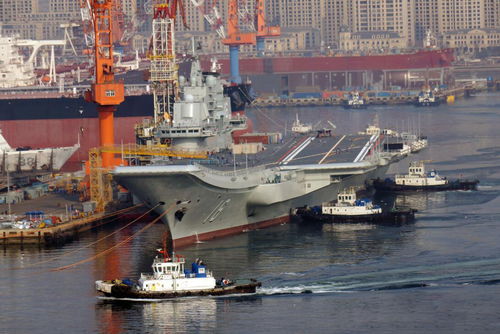 遼寧艦駛出造船廠,國產航母掛旗 中國雙航母同時都有動作
