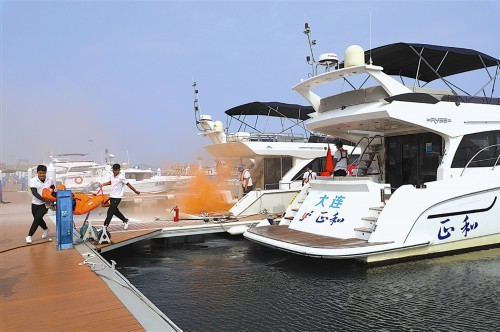 東北首例國際游艇碼頭消防救生演習在大連舉行