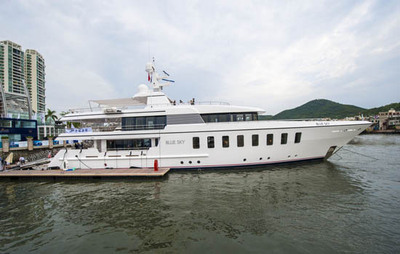 游艇成富豪時尚“新玩具”，泳裝模特搶鏡大連灣