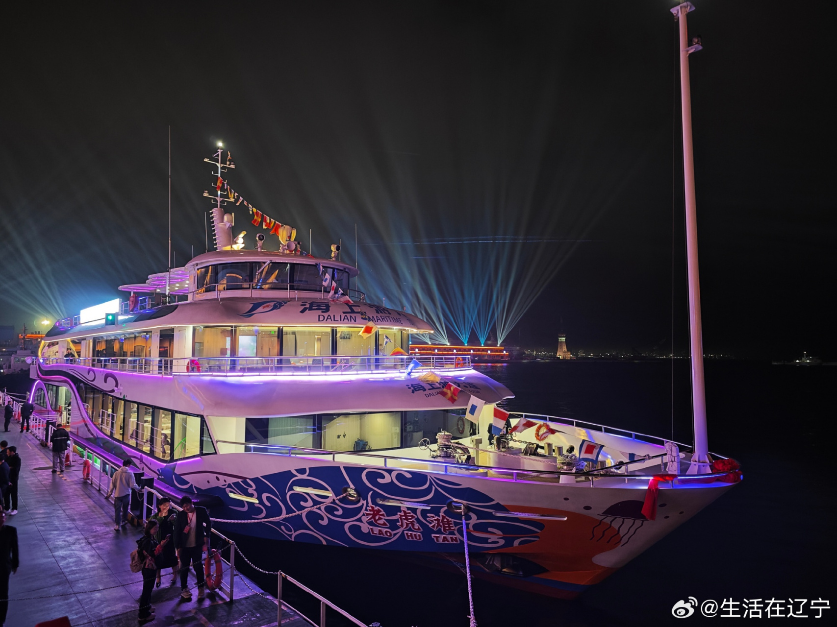 海上夜游大連 乘“老虎灘”號觀光游覽船，盡覽濱城璀璨夜色